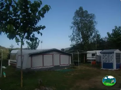 Parcela con toldo y mobil-home del Camping La Balma, Espinelves (Girona)