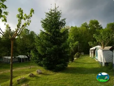 Tienda de acampada glamping entre árboles del Camping La Balma, Espinelves (Girona)