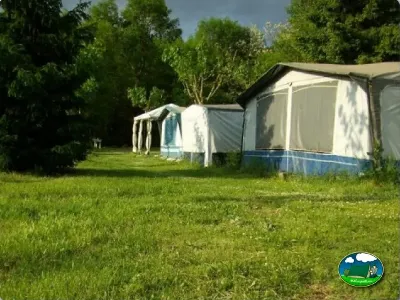 Mobil-home en parcela arbolada del Camping La Balma, Espinelves (Girona)