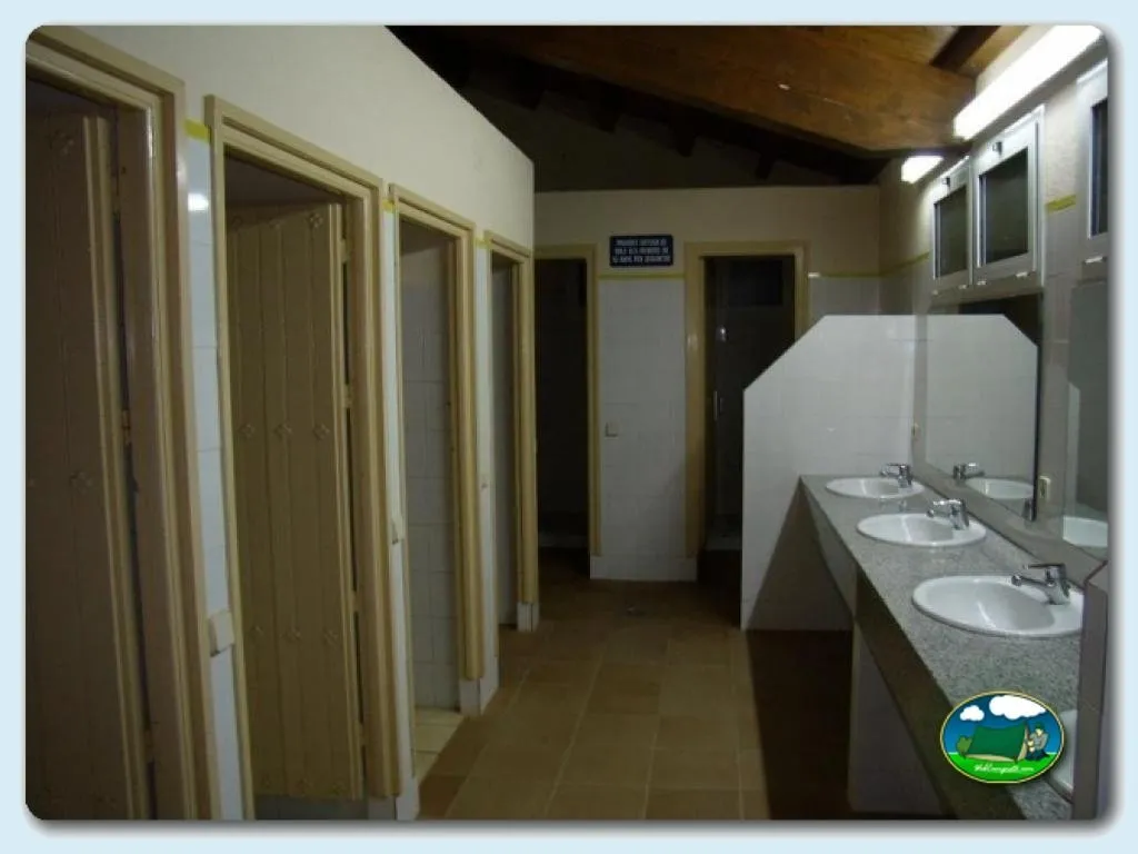 Aseos con lavabos del Camping La Balma, Espinelves (Girona)