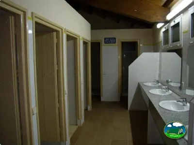 Aseos con lavabos del Camping La Balma, Espinelves (Girona)