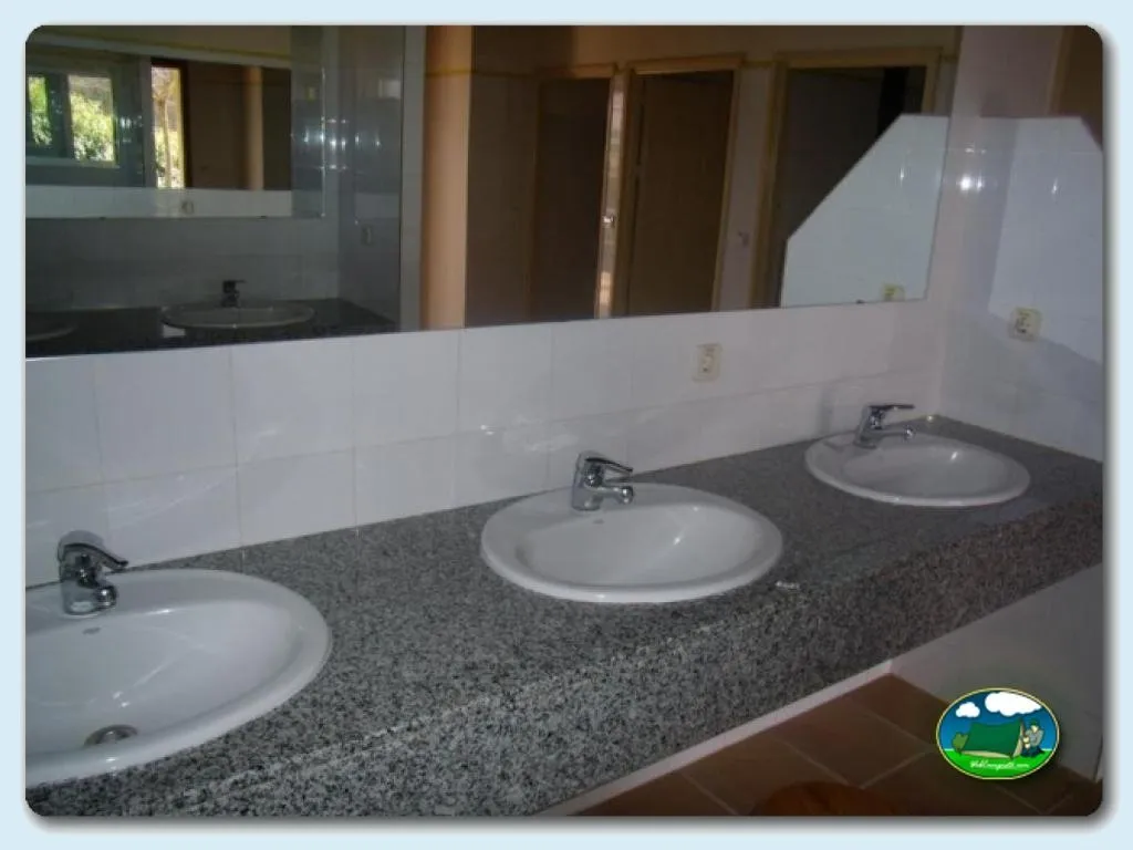 Aseos con tres lavabos del Camping La Balma, Espinelves (Girona)