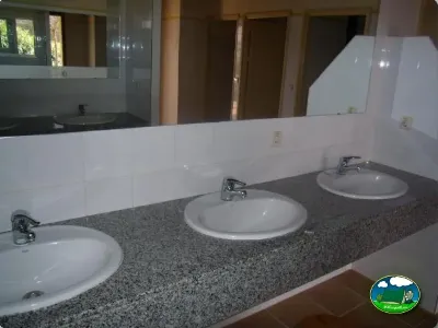 Aseos con tres lavabos del Camping La Balma, Espinelves (Girona)