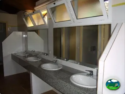 Aseos con lavabos y espejos del Camping La Balma, Espinelves (Girona)