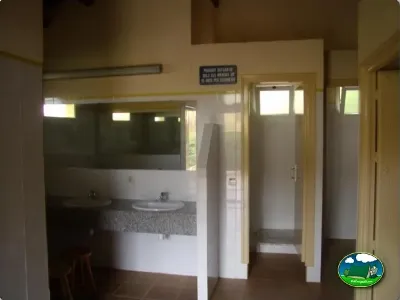 Aseos con lavabos y duchas del Camping La Balma, Espinelves (Girona)