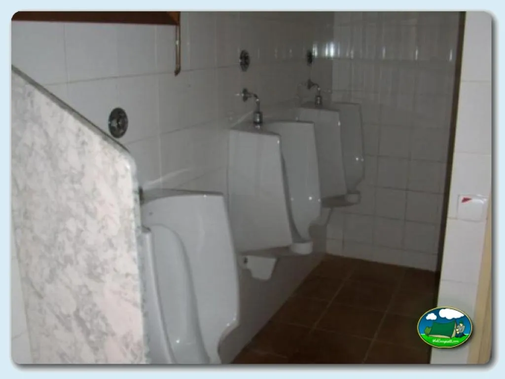 Aseos con urinarios del Camping La Balma, Espinelves (Girona)