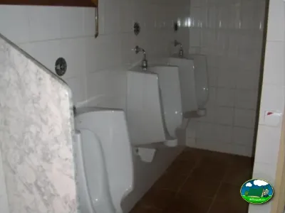 Aseos con urinarios del Camping La Balma, Espinelves (Girona)