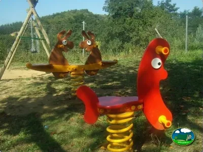 Parque infantil con juegos de muelles y balancín del Camping La Balma, Espinelves (Girona)