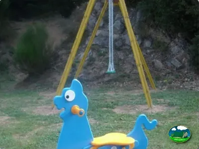 Parque infantil con balancín y columpios del Camping La Balma, Espinelves (Girona)