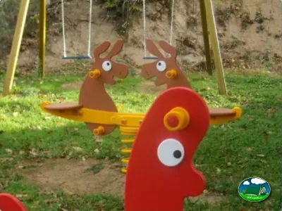 Parque infantil con juegos de animales del Camping La Balma, Espinelves (Girona)