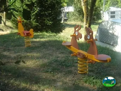 Parque infantil con juegos de muelles del Camping La Balma, Espinelves (Girona)