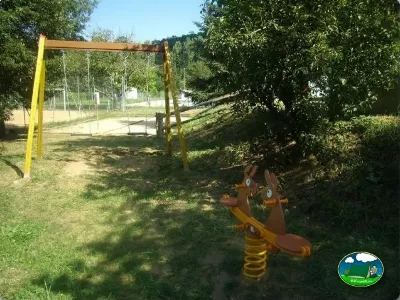 Parque infantil con columpios y juegos del Camping La Balma, Espinelves (Girona)