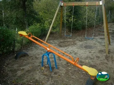 Parque infantil con balancín y columpios del Camping La Balma, Espinelves (Girona)