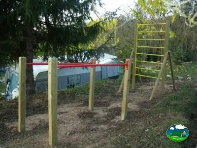 Parque infantil con barras de gimnasia del Camping La Balma, Espinelves (Girona)