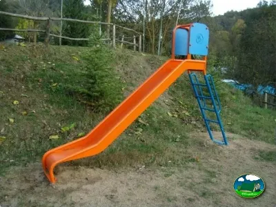 Parque infantil tobogán en parcela del Camping La Balma, Espinelves (Girona)