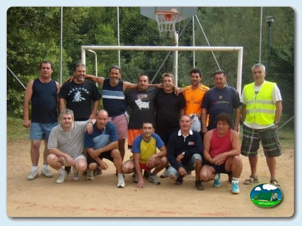 Parque infantil con canasta de baloncesto del Camping La Balma, Espinelves (Girona)