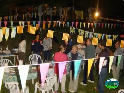 Evento nocturno con decoración de banderolas de colores del Camping La Balma, Espinelves (Girona)