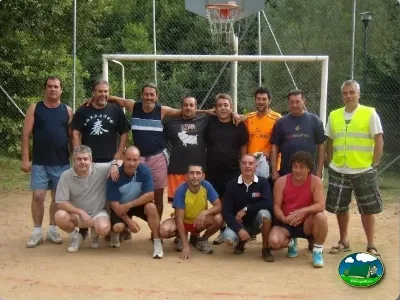 Parque infantil con canasta de baloncesto del Camping La Balma, Espinelves (Girona)