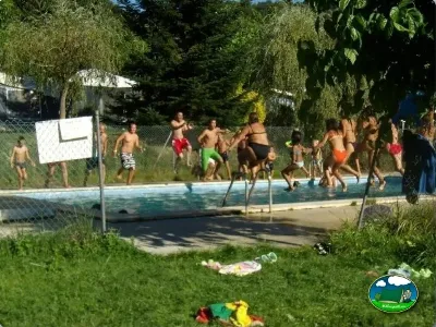 Piscina con niños jugando y zona verde del Camping La Balma, Espinelves (Girona)