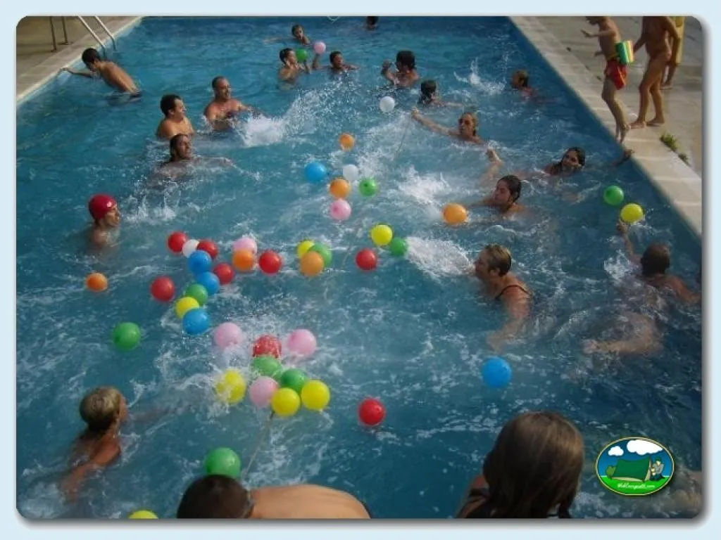 Piscina con actividad infantil y globos de colores del Camping La Balma, Espinelves (Girona)
