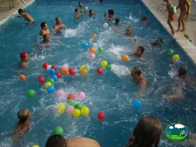 Piscina con actividad infantil y globos de colores del Camping La Balma, Espinelves (Girona)