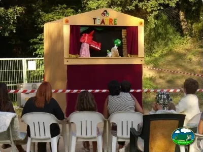 Parque infantil con teatro de títeres del Camping La Balma, Espinelves (Girona)