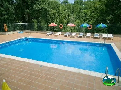 Piscina con sombrillas y tumbonas del Camping Rupit, Rupit (Barcelona)