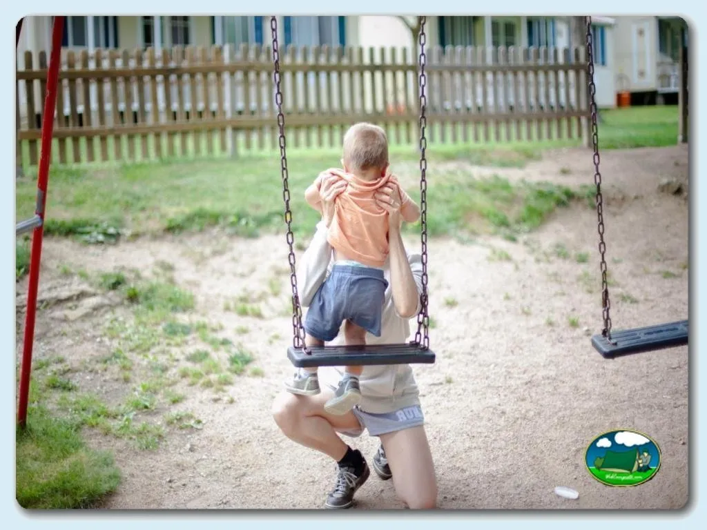 Parque infantil con columpios del Camping Rupit, Rupit (Barcelona)