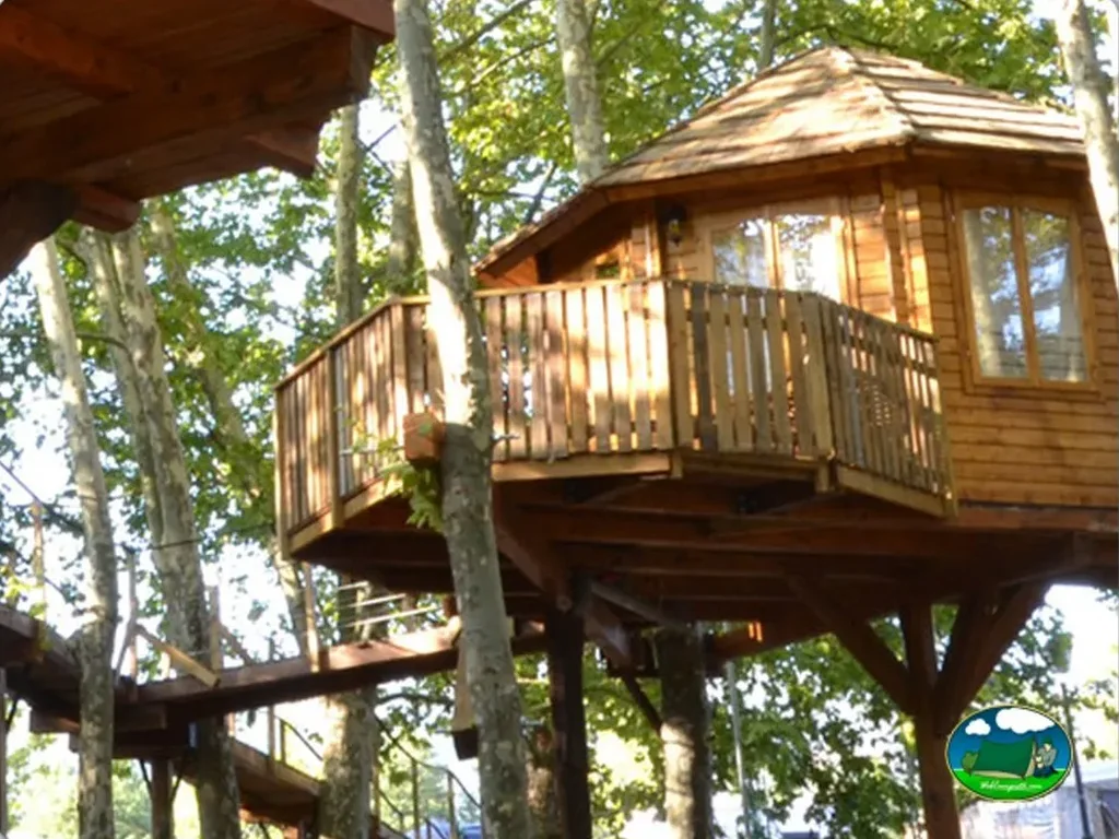 Cabaña en árbol con terraza y vistas al bosque del Camping L'Alguer, Les Planes d`Hostoles (Girona)