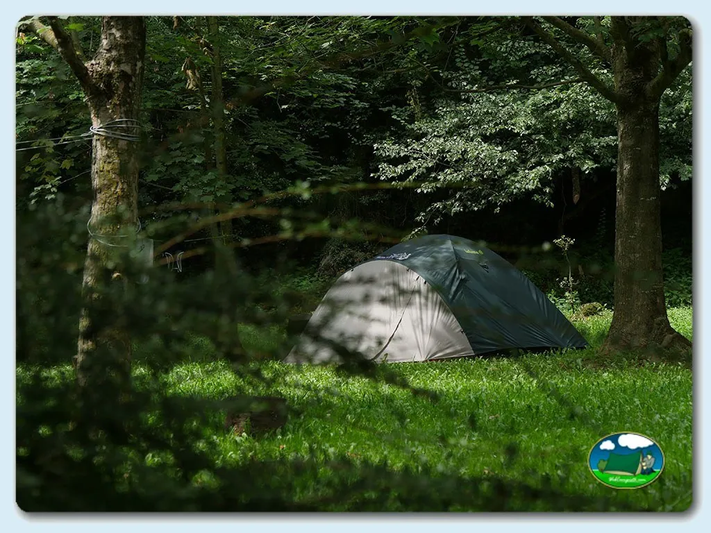 Tienda de acampada en parcela arbolada del Camping La Vall d`Hostoles, Sant Feliu de Pallerols (Girona)
