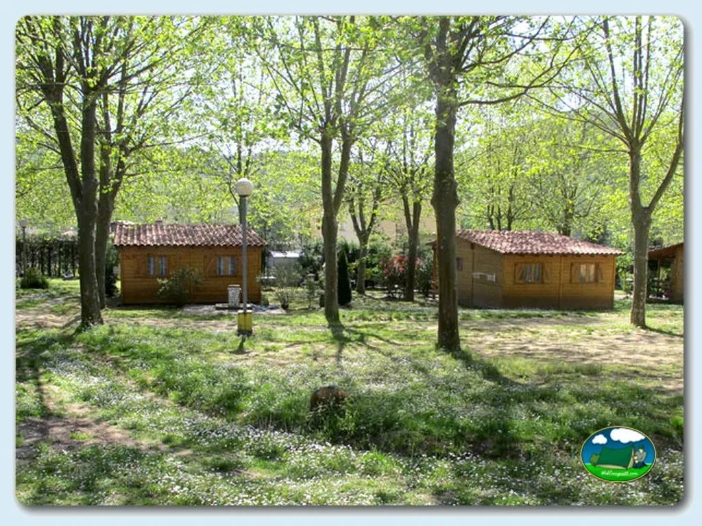 Bungalow en entorno de bosque frondoso del Camping La Vall d`Hostoles, Sant Feliu de Pallerols (Girona)