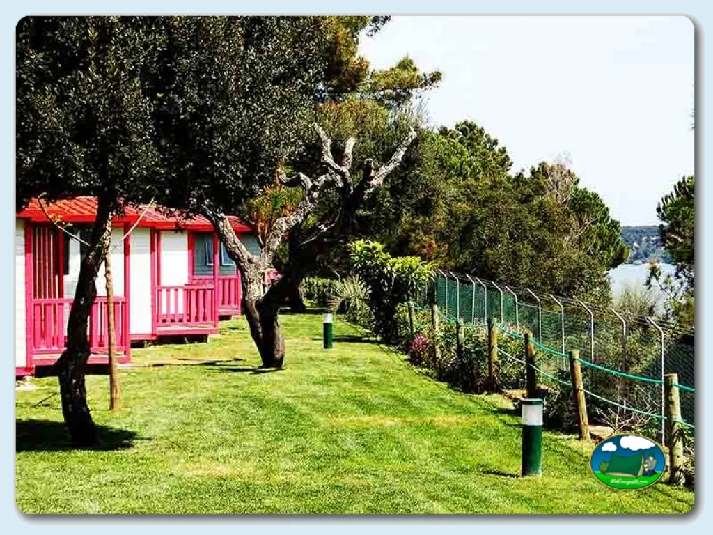 Cabaña junto al río con vistas al agua del Camping Orbitur Montargil, Montargil (Portalegre)