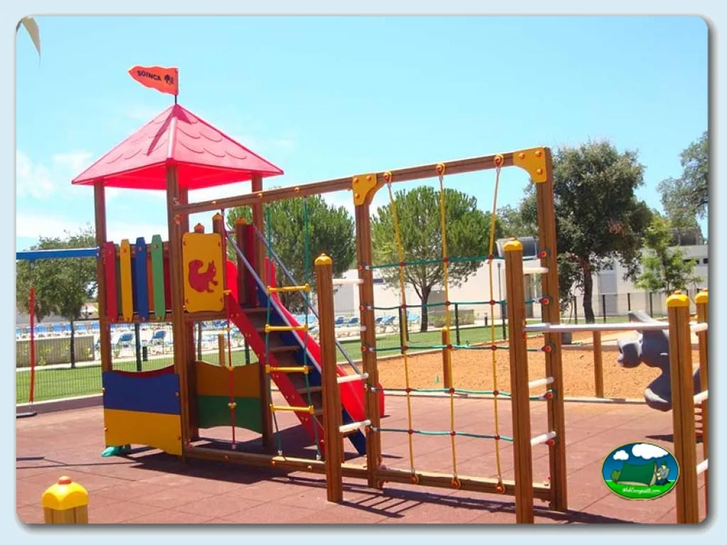 Parque infantil con tobogán y columpios del Camping Orbitur Montargil, Montargil (Portalegre)