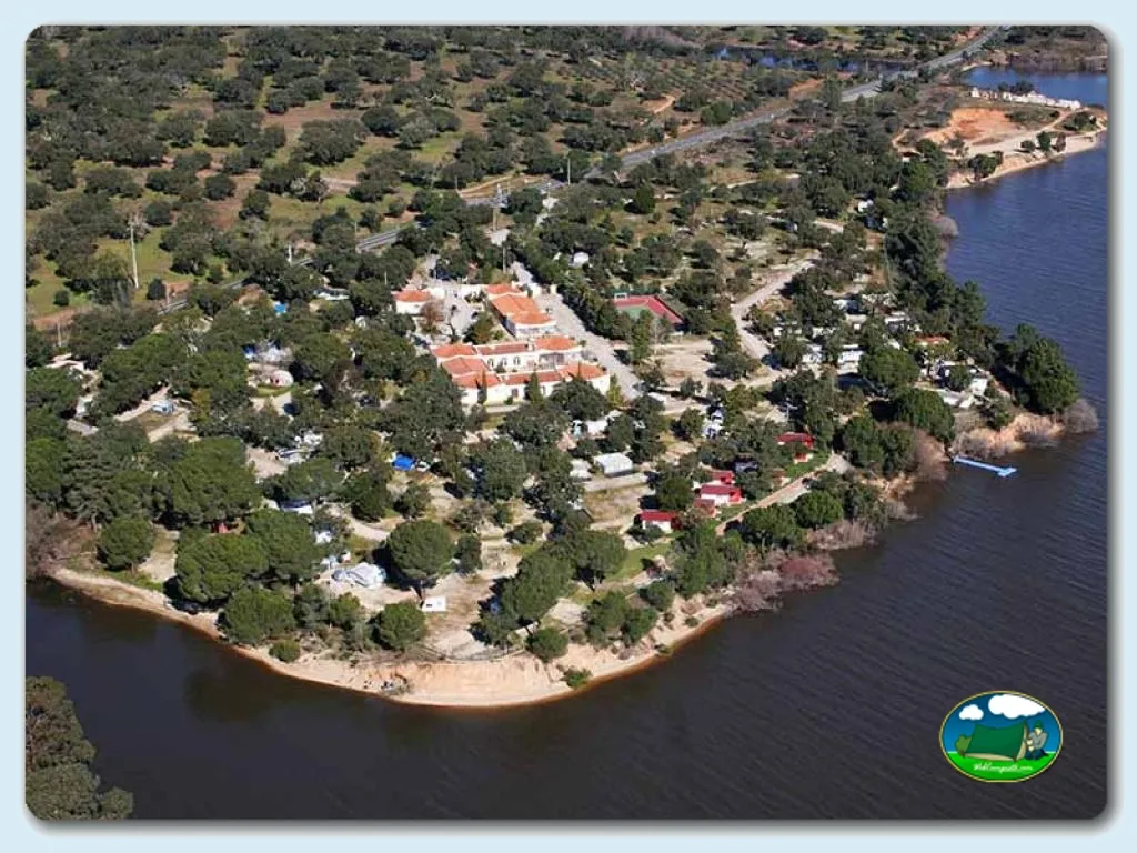 Parcela junto al lago, vista aérea del recinto del Camping Orbitur Montargil, Montargil (Portalegre)