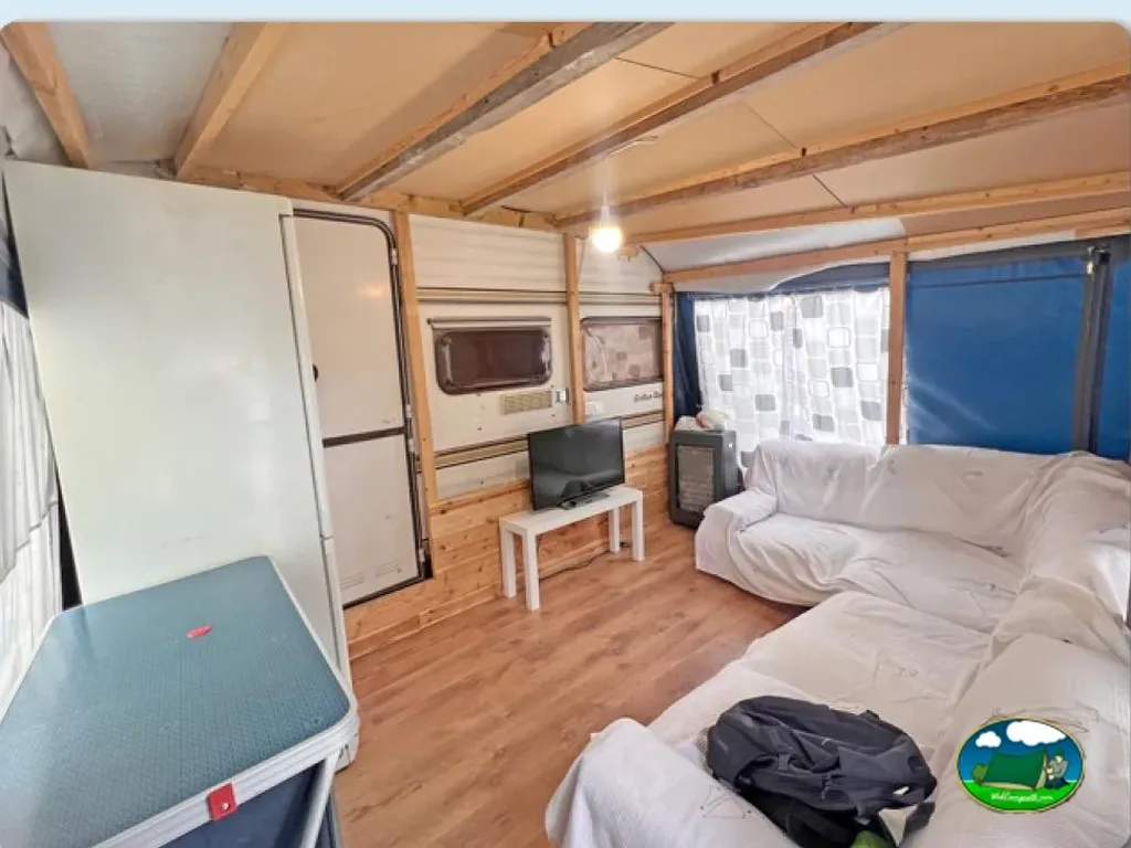 Glamping interior con camas y cocina del Camping Mirador al Pedraforca, Saldes (Barcelona)