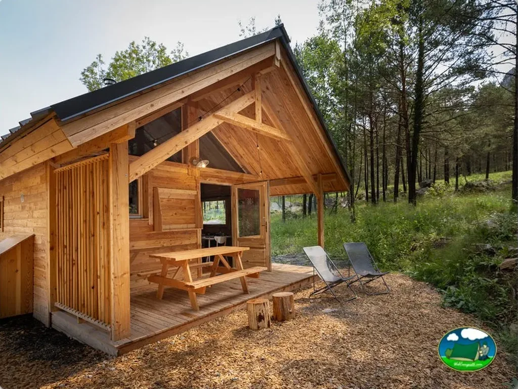 Glamping cabaña de madera con terraza en montaña del Camping El Bergueda, Guardiola de Bergueda (Barcelona)