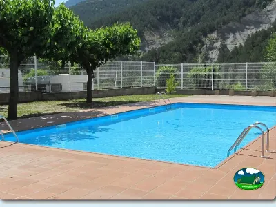 Piscina con vistas a la montaña del Camping Bastareny, Baga (Barcelona)