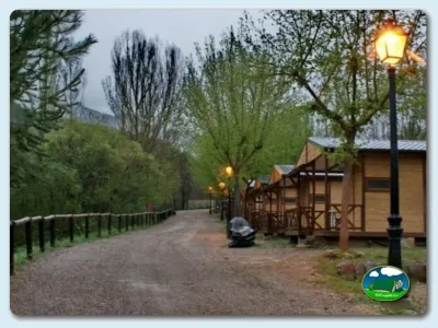 Bungalow con vistas a la montaña al atardecer del Camping L'Espelt, La pobla de Lillet (Barcelona)