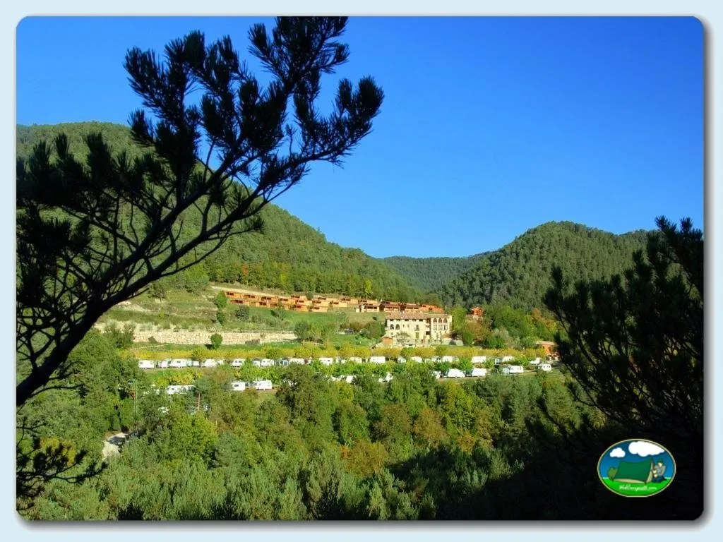 Montaña con parcelas y tiendas de acampada en valle del Camping Campalans, Borreda (Barcelona)
