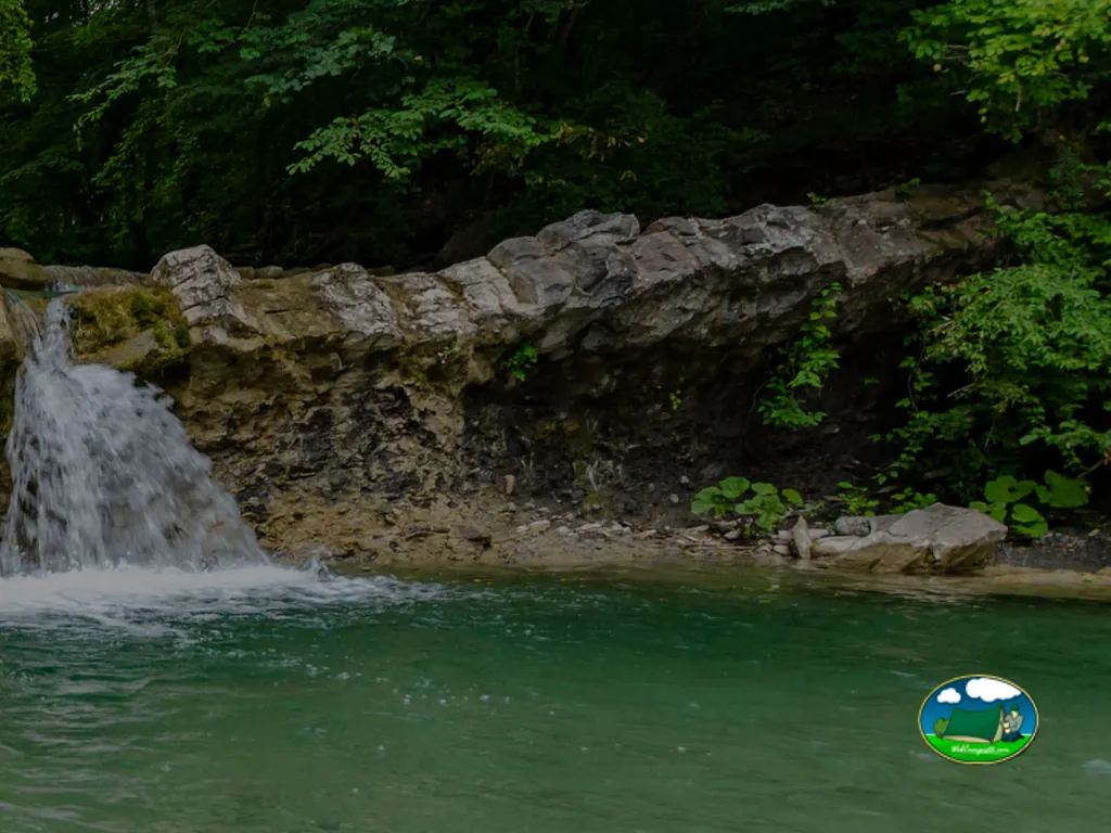 Río con cascada y piscina natural del Camping Campalans, Borreda (Barcelona)