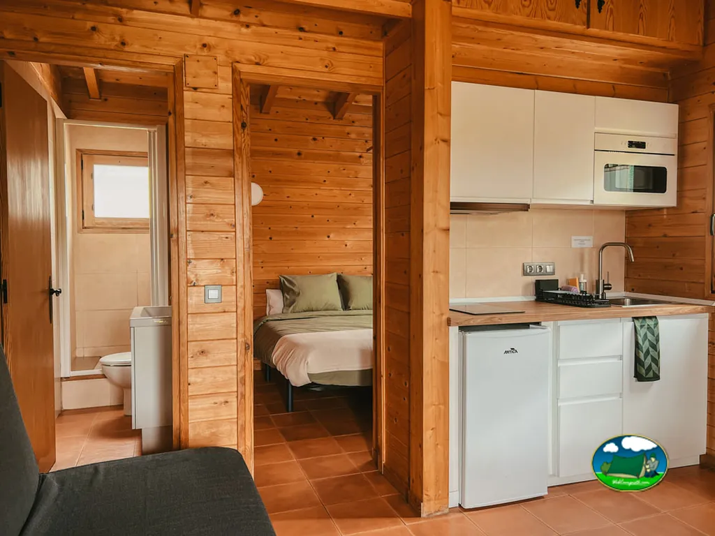Glamping interior con cocina equipada y dormitorio del Camping Campalans, Borreda (Barcelona)