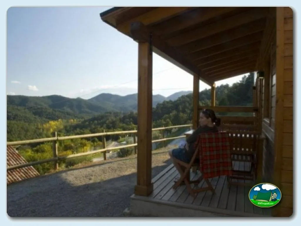 Cabaña con vistas a la montaña y terraza del Camping Campalans, Borreda (Barcelona)