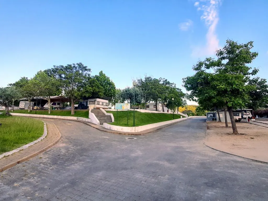 Entrada del recinto con zonas verdes y servicios del Camping Ortiga, Ortiga (Santarém)