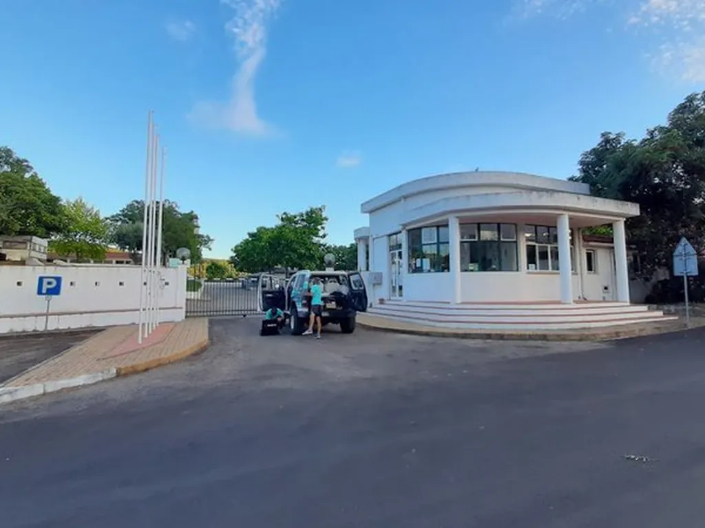 Recepción con aparcamiento del Camping Ortiga, Ortiga (Santarém)