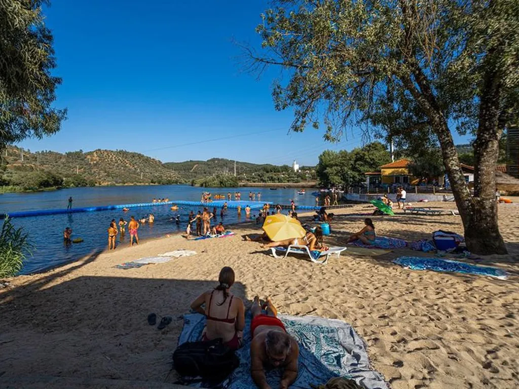 Playa junto al río con piscina y zona de baño del Camping Ortiga, Ortiga (Santarém)