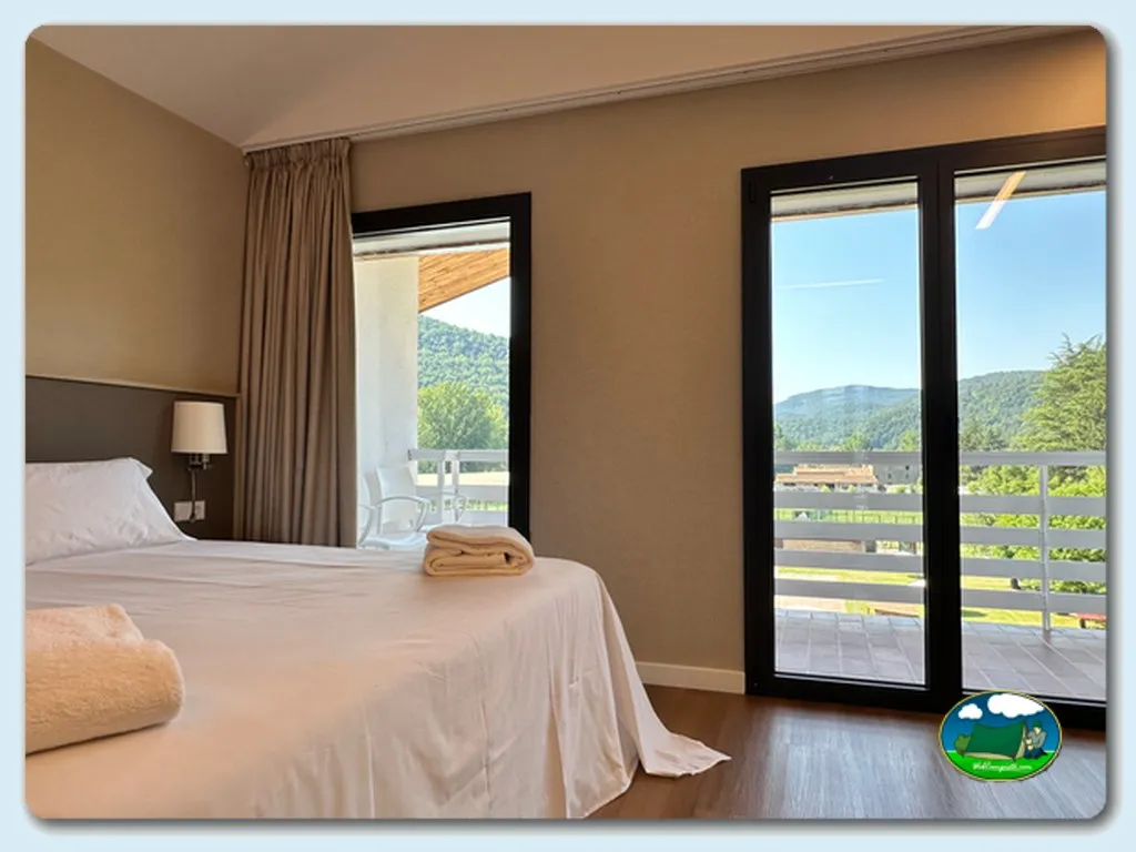 Bungalow con vistas a la montaña del Camping Solana de Ter, Ripoll (Girona)