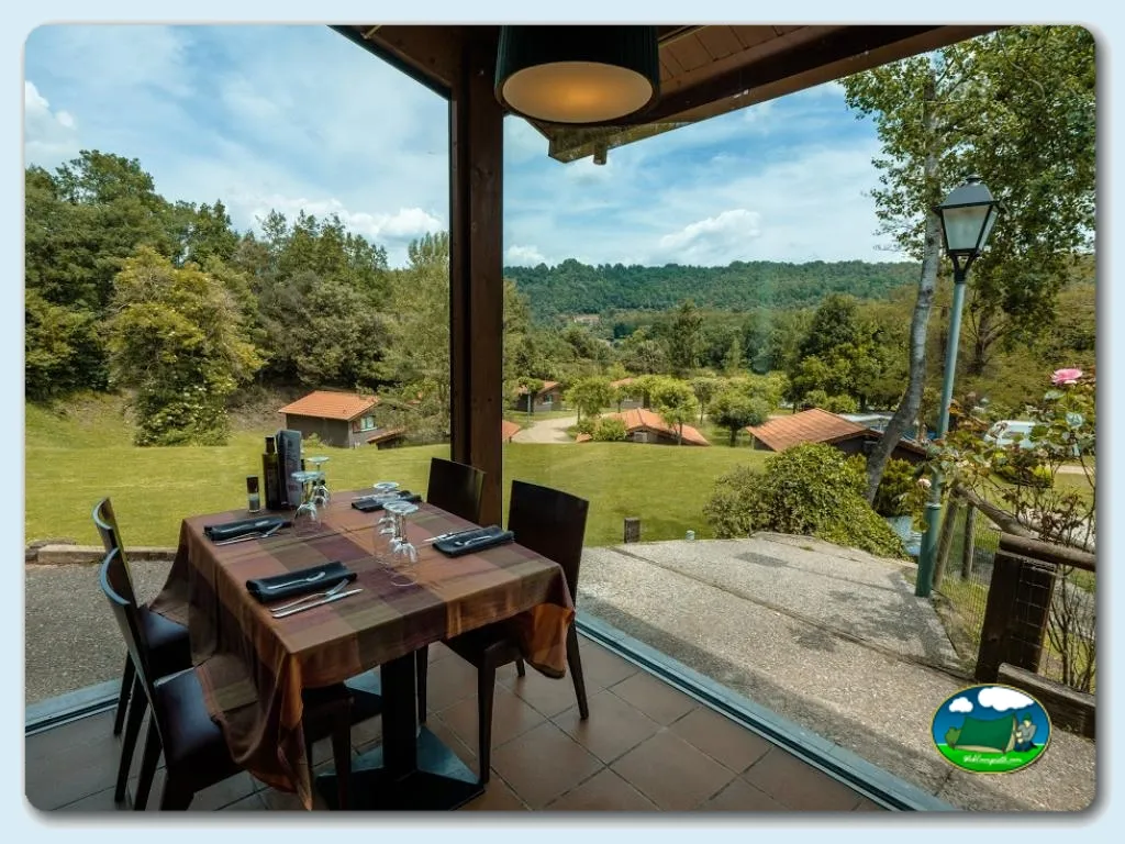 Restaurante con vistas a la montaña y bungalows del Camping La Fageda, Olot (Girona)