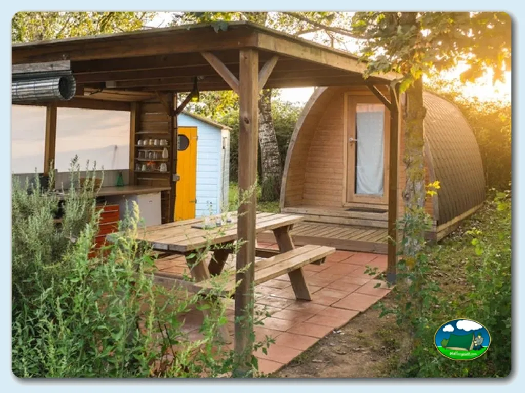 Glamping con porche y zona común del Camping Can Coromines, Maia del Montcal (Girona)
