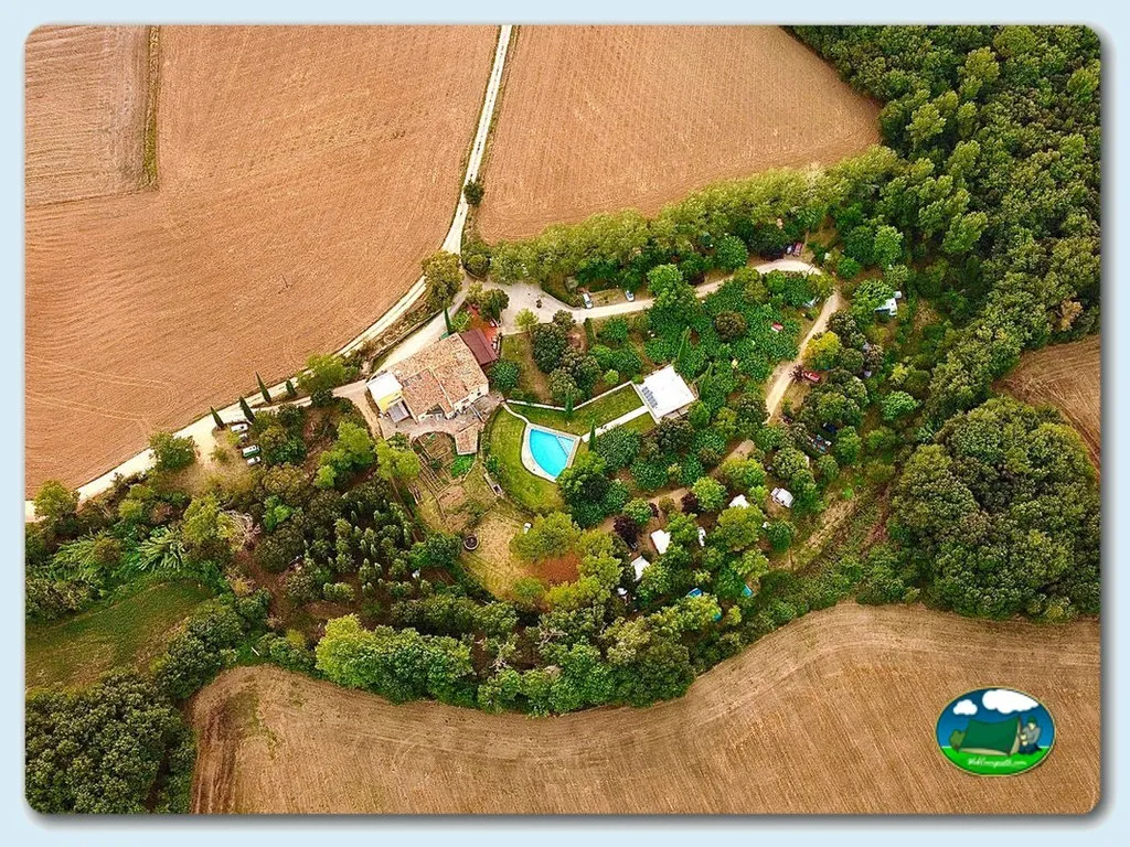 Parcela con piscina rodeada de árboles, vista aérea del Camping Can Coromines, Maia del Montcal (Girona)