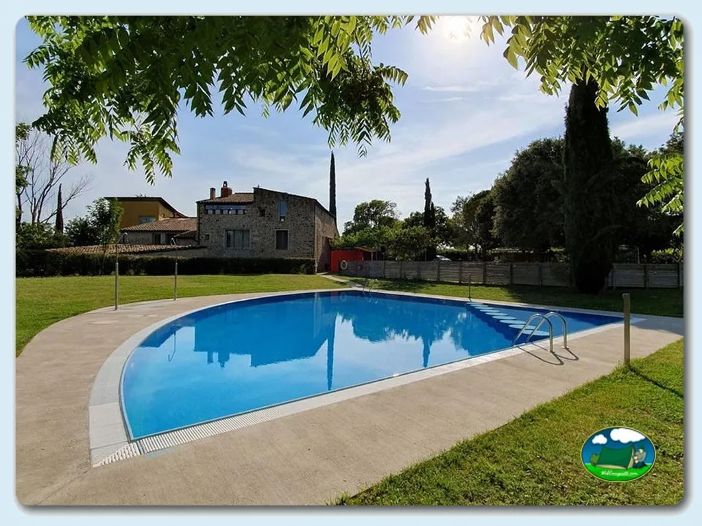 Piscina con vistas a la campiña toscana del Camping Can Coromines, Maia del Montcal (Girona)